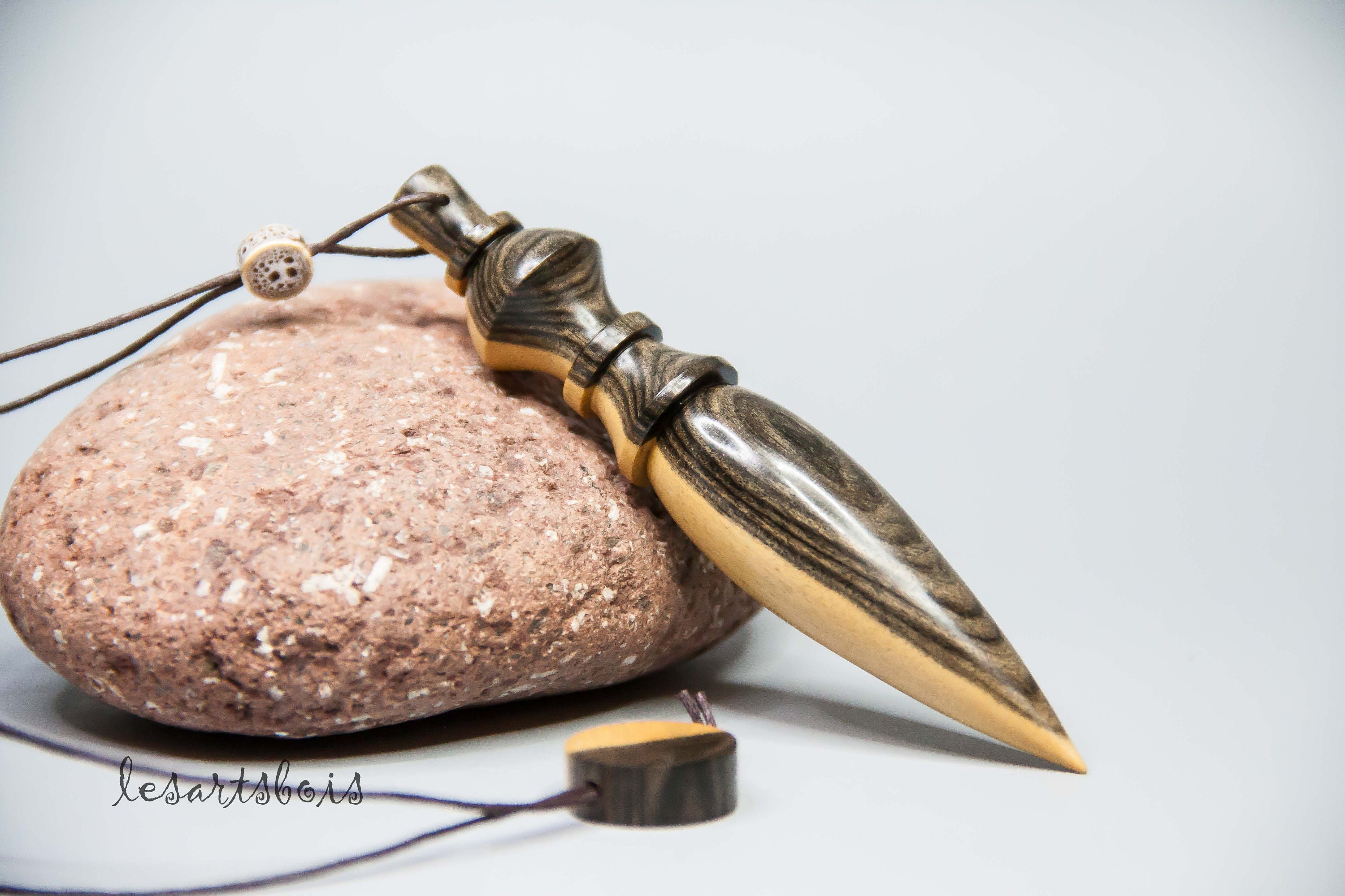 Pendule de Radiesthésie en Bois d'ébène Royal Du Laos | Un Précieux