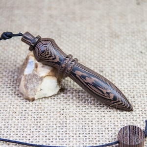 Véritable pendule Égyptien en bois de Palissandre du Congo (Wengé) Thot Lesté .Longueur 9,3 cm -ø maxi 1,9 cm -mini 1,5 cm-Poids 21 grammes