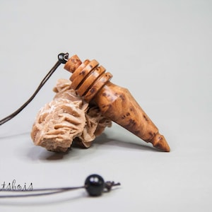 Pendule divinatoire en Loupe de Thuya ( Maroc ) Lesté . Long 7,3 cm - ø 2 cm - Poids 16,5 grammes. Pendule de radiesthésie