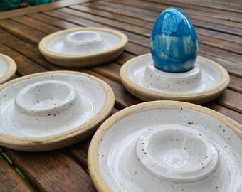 Fünf Eierbecher auf der Töpferscheibe gedreht