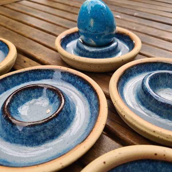 Blau glasierte Eierbecher auf der Töpferscheibe gedreht, Steinzeug
