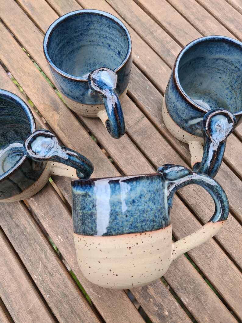 Tassen Kaffeetassen Teetassen aus buntem Ton blau glasiert mit Daumenauflage Bild 4