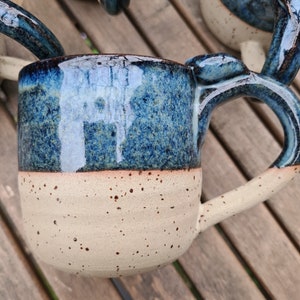Tassen Kaffeetassen Teetassen aus buntem Ton blau glasiert mit Daumenauflage Bild 5