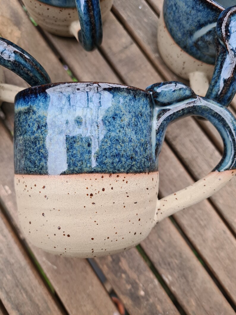 Tassen Kaffeetassen Teetassen aus buntem Ton blau glasiert mit Daumenauflage Bild 5