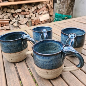 Tassen Kaffeetassen Teetassen aus buntem Ton blau glasiert mit Daumenauflage Bild 3