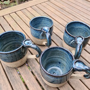 Tassen Kaffeetassen Teetassen aus buntem Ton blau glasiert mit Daumenauflage Bild 2