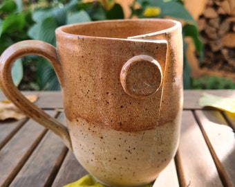 Tasse mit Stempel Sandsteinfarben glasiertes Steinzeug