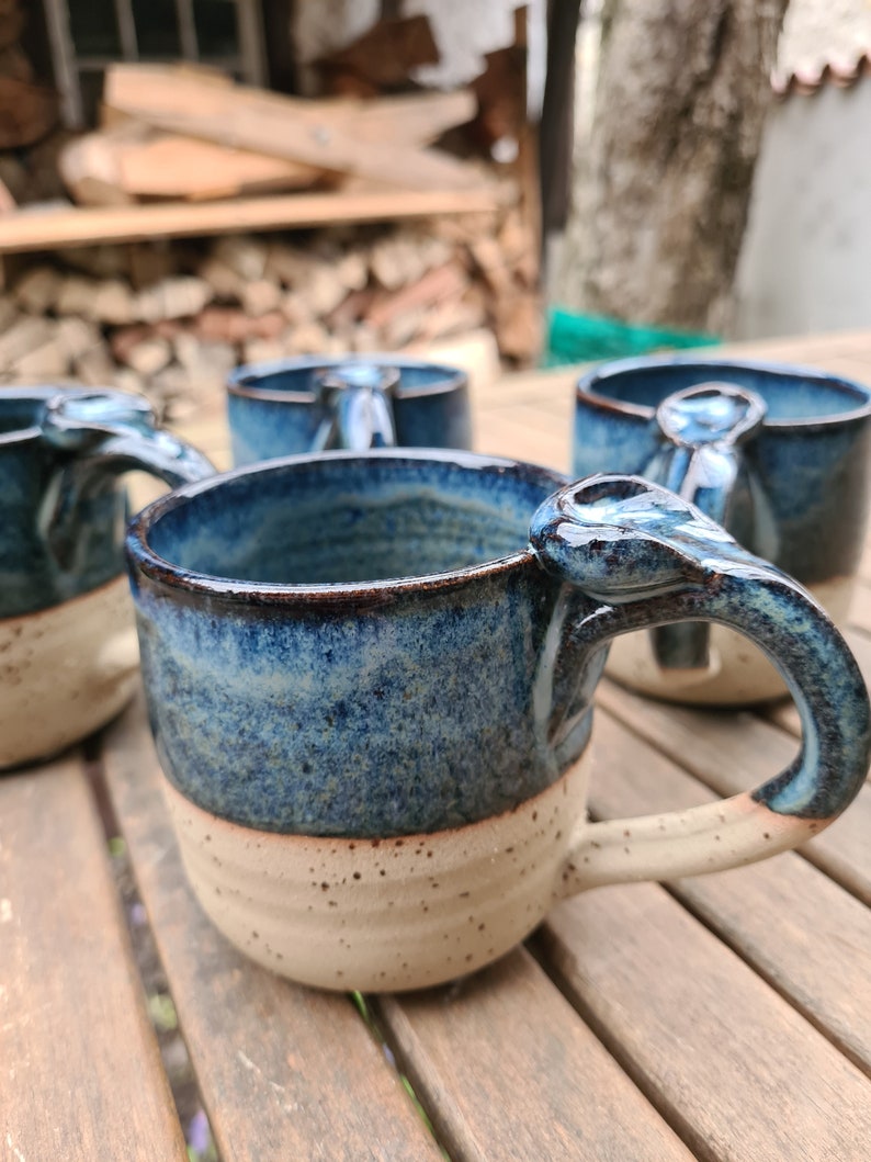 Tassen Kaffeetassen Teetassen aus buntem Ton blau glasiert mit Daumenauflage Bild 1