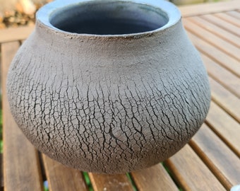 Schwarze Keramikvase mit besonderer aufgerissener Oberfläche