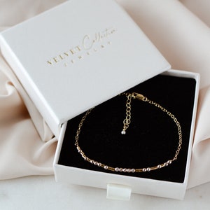 カスタムモールスコードブレスレット ミニマリスト 14K ゴールドフィルド 上品なブレスレット ハンドメイドジュエリー パーソナライズされた隠しメッセージブレスレット 女性用
