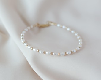 Dainty Baroque Pearl Bracelet, 14k Gold Filled Stacking Bracelet, Minimalist Jewelry, Gift for Her