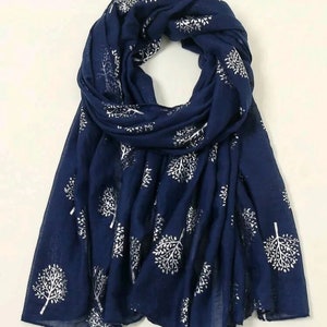 Vacker marinblå aftonscarf med silverfärgad trädtryck