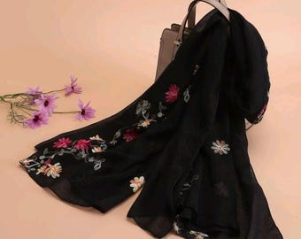 Mooie zwarte damesavondsjaal met geborduurd detail