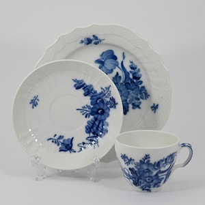 18-piece Set BLUE FLOWERS | 6 Dessert Plates + 6 Cups with Saucers | Royal Copenhagen Denmark