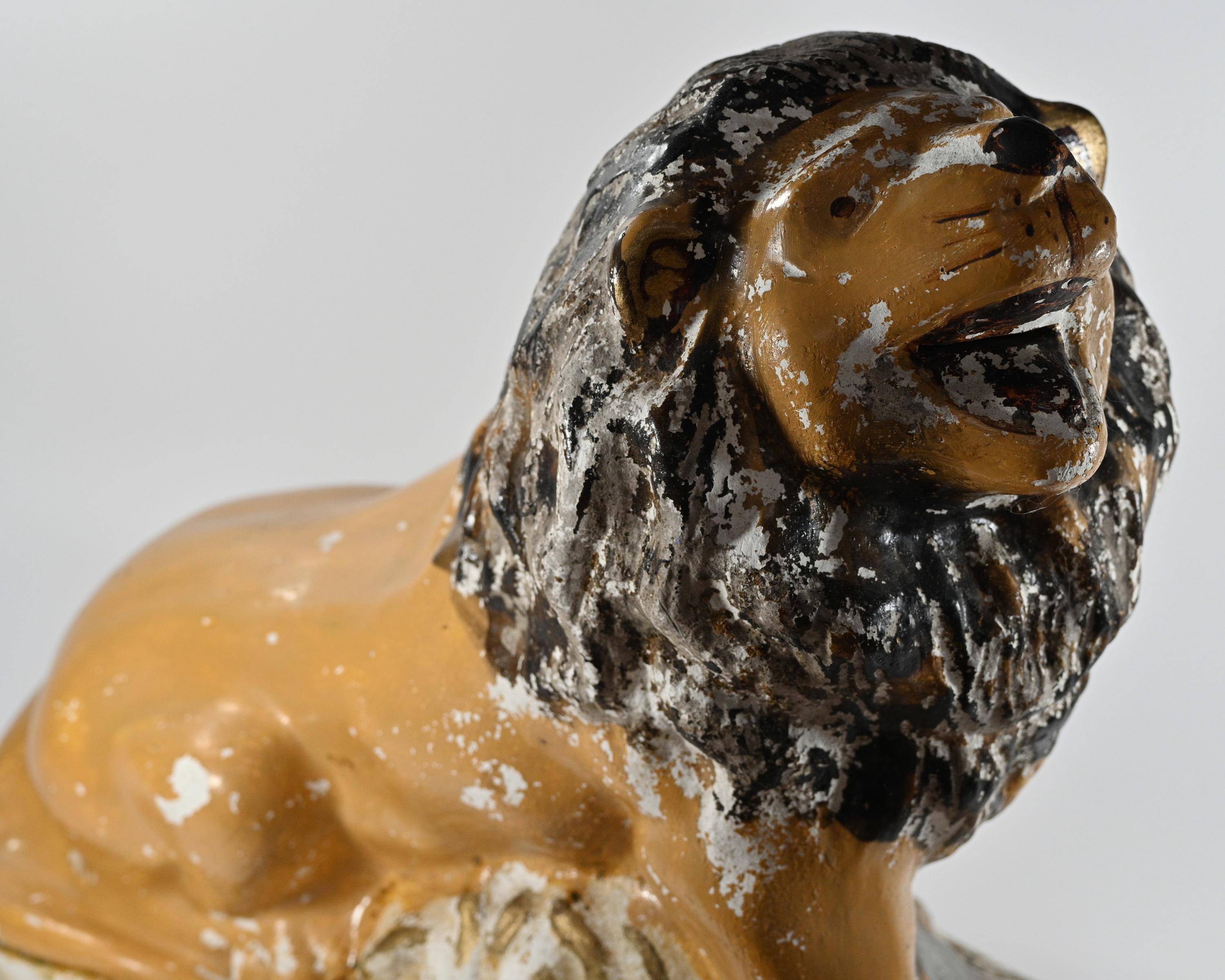 アンティーク石膏製ライオン像 – 風化した魅力、20世紀初頭 | 高さ29