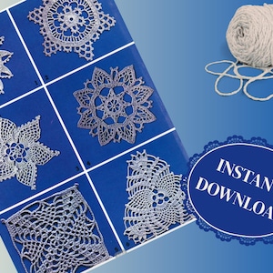 Op de afbeelding: Een verzameling van vijf haakpatronen voor sneeuwvlokken en een vierkant ontwerp. De patronen zijn gedrukt op een blauwe achtergrond en worden vergezeld door een bol wit garen en een haaknaald.