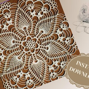 Puede incluir: Un tapete de ganchillo crema detallado con un diseño floral complejo, sobre un fondo marrón. También se ven un ovillo de hilo blanco y un ganchillo. La imagen incluye un gráfico circular con el texto "INSTANT DOWNLOAD".