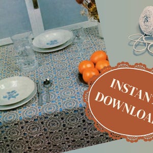 Peut inclure: Une nappe crochetée avec un motif floral, garnie d'assiettes, de verres et de couverts. Un petit panier de nourriture et un bol d'oranges sont sur la table. Une pelote de fil blanc et les mots "INSTANT DOWNLOAD" sont également visibles.