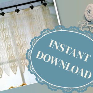 Puede incluir: Un panel de cortina de crochet con un delicado patrón de encaje. La cortina es blanca y cuelga de una barra negra. La imagen también incluye una bola de hilo blanco y una superposición de texto que dice "INSTANT DOWNLOAD".