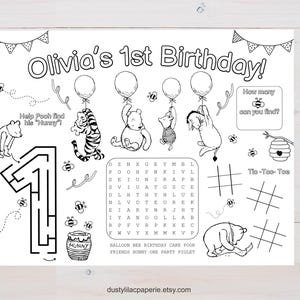 Pode incluir: P&aacute;gina para colorir em preto e branco para um primeiro anivers&aacute;rio. Apresenta personagens de Winnie the Pooh segurando bal&otilde;es, um labirinto, uma busca de palavras e jogo da velha. O texto diz "Olivia's 1st Birthday!" e "How many bees can you find?"