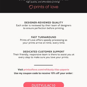 Pode incluir: Gr&aacute;fico promocional com o texto "WHERE TO PRINT?" e "prints of love". Destaca a qualidade revisada por designers, o tempo de resposta r&aacute;pido e o suporte ao cliente dedicado. Inclui um c&oacute;digo de cupom "DUSTYLILAC10" para 10% de desconto.