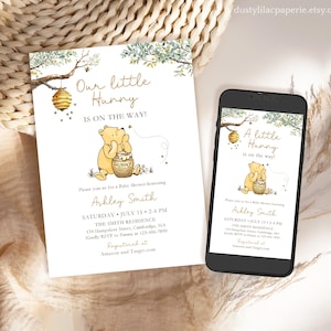 Könnte beinhalten: Eine Babyparty-Einladung im Winnie-the-Pooh-Stil mit einem gelben und braunen Bären, der einen Honigtopf hält. Die Einladung ist mit grünen Blättern und einer Honigwabe verziert. Der Text auf der Einladung lautet "Unser kleiner Hunny ist unterwegs!" und enthält Datum, Uhrzeit und Ort der Party.