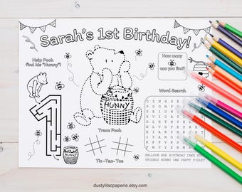 Folha de atividades para festa de aniversário de 1 ano do Ursinho Pooh, página para colorir editável do clássico Ursinho Pooh, jogo americano personalizado para mesa infantil.