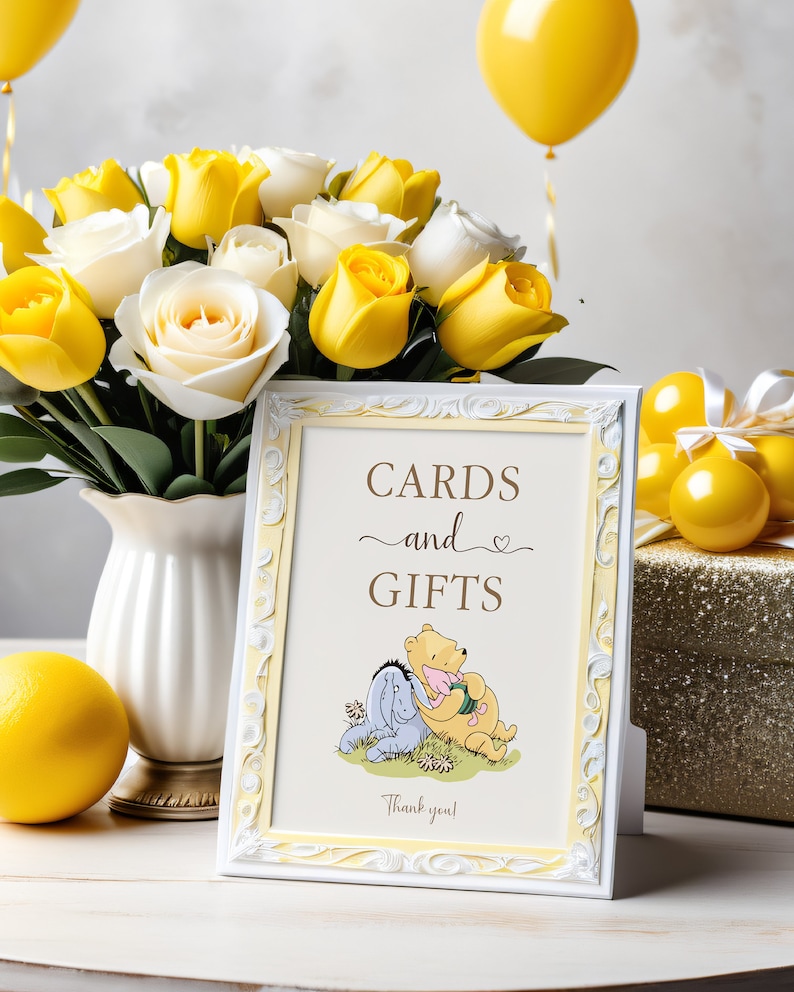 Pu&ograve; includere: Un cartello bianco incorniciato con un bordo giallo e un'illustrazione di Winnie the Pooh e Maialino. Il cartello recita "Cartoline e Regali" con un simbolo di cuore e "Grazie!" in fondo. Il cartello &egrave; su un tavolo bianco con un bouquet di rose gialle e bianche in un vaso bianco e palloncini gialli sullo sfondo.