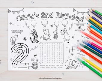 Folha de atividades para festa de aniversário de 2 anos do Ursinho Pooh, página para colorir editável do clássico Ursinho Pooh, jogo americano personalizado para mesa infantil.