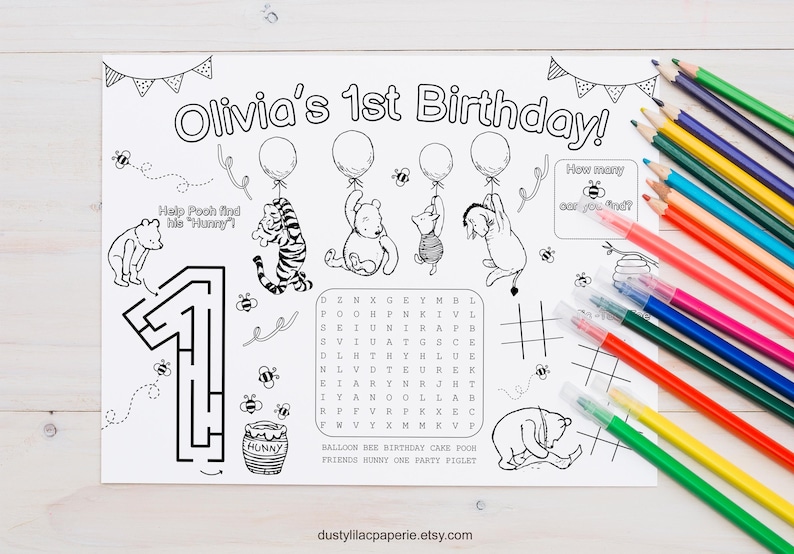 Pode incluir: P&aacute;gina para colorir em preto e branco com o texto "Olivia's 1st Birthday!" com personagens de Winnie the Pooh, bal&otilde;es, um labirinto e uma busca de palavras. Inclui um conjunto de l&aacute;pis de cor.