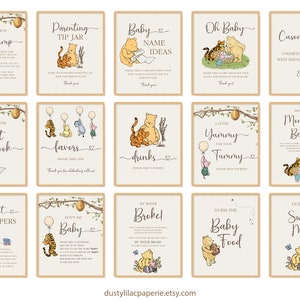 Pu&ograve; includere: Un set di 12 cartelli stampabili per una festa di baby shower a tema Winnie the Pooh. I cartelli presentano Winnie the Pooh e Piglet e includono testo come "The Bump", "Late Night Diapers", "Don't Say Baby", "My Water Broke", "Guess the Baby Food", "Guess the Sweet Mess", "A Little Yummy for Your Tummy", "How Big is Mommy's Belly?", "Parenting Tip Jar", "Baby Name Ideas", "Oh Baby", "Custom Sign", "Guest Book", "Favors", "Drinks".