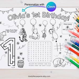 Pode incluir: P&aacute;gina para colorir em preto e branco para um primeiro anivers&aacute;rio, com personagens de Winnie the Pooh, bal&otilde;es, um labirinto e uma busca de palavras. O texto diz "Olivia's 1st Birthday!" e inclui a frase "Help Pooh find his Hunny!" Um conjunto de l&aacute;pis de cor est&aacute; no fundo.