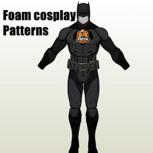 Op de afbeelding: Illustratie van een Batman-kostuum in donkergrijs en zwart. Het kostuum heeft een gereedschapsriem en een vleermuissymbool op de borst. De tekst "Foam cosplay Patterns" is ook aanwezig.