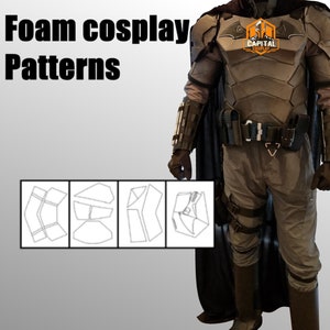 Op de afbeelding: Een grijs en zwart Batman cosplay-pak met een zwarte cape. De afbeelding bevat de tekst "Foam cosplay Patterns" en een logo. Onder het pak staan vier patroonsjablonen voor de cosplay.
