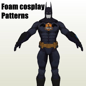Op de afbeelding: Een zwart en blauw foam cosplay patroon voor een Batman kostuum. Het patroon bevat details zoals het vleermuis symbool op de borst, een utility belt en laarzen.