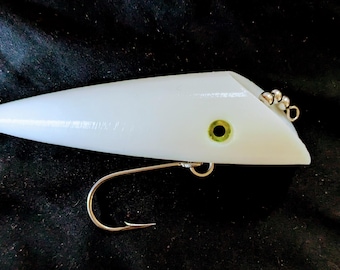 Sabretooth Plug - 4-inch pre-rigged trolling plug with rattle