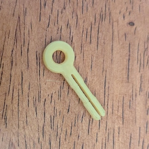 Lowrance HDS Carbon 9 fish finder sunshade - slide on, slide off, easy to secure bild 4