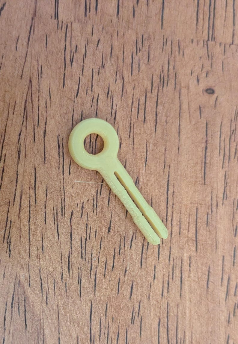 Lowrance HDS Carbon 9 fish finder sunshade - slide on, slide off, easy to secure bild 4