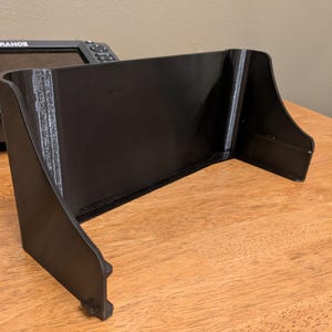 Lowrance HDS Carbon 9 fish finder sunshade - slide on, slide off, easy to secure bild 3