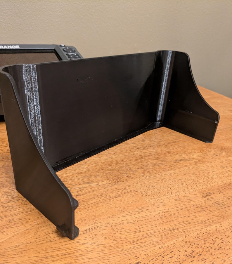 Lowrance HDS Carbon 9 fish finder sunshade - slide on, slide off, easy to secure bild 3