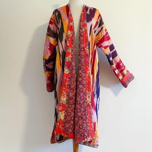 Vintage 1980er Jahre usbekische Ikat Chapan Robe Ikat gewebte geblümte Baumwolle gefüttert