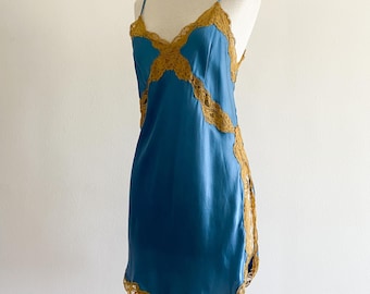 Robe bleu marine en satin de soie Mary Green vintage des années 1990, bordure en dentelle, coupe en biais, petite