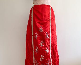 Antiker Vintage chinesischer Hand bestickter roter Seidenrock Floral Double Panel Plissee Qing