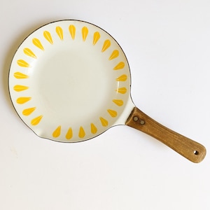 Cathrineholm Enamel Skillet – Yellow Lotus Frying Pan with Wood Handle Grete Prytz Kittelsen