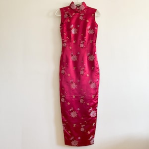 Vintage jaren 90 fuschiaroze zijdesatijn Chinese cheongsam qipao-jurk bloemenbrokaat XS XXS
