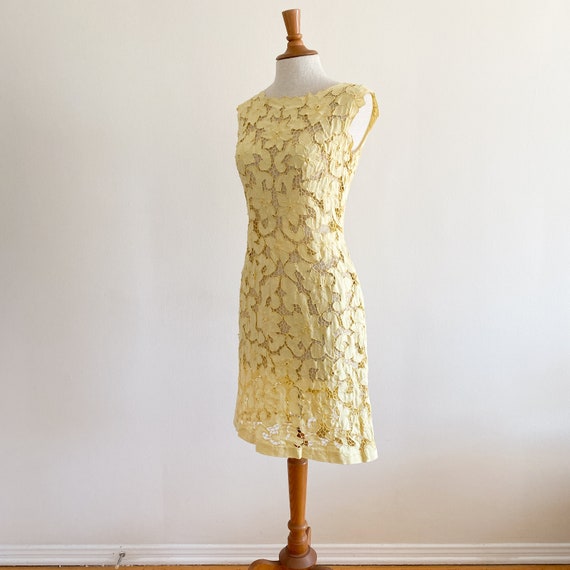 Vintage 1960s Yellow Irish Linen Cutwork Lace Emb… - image 1