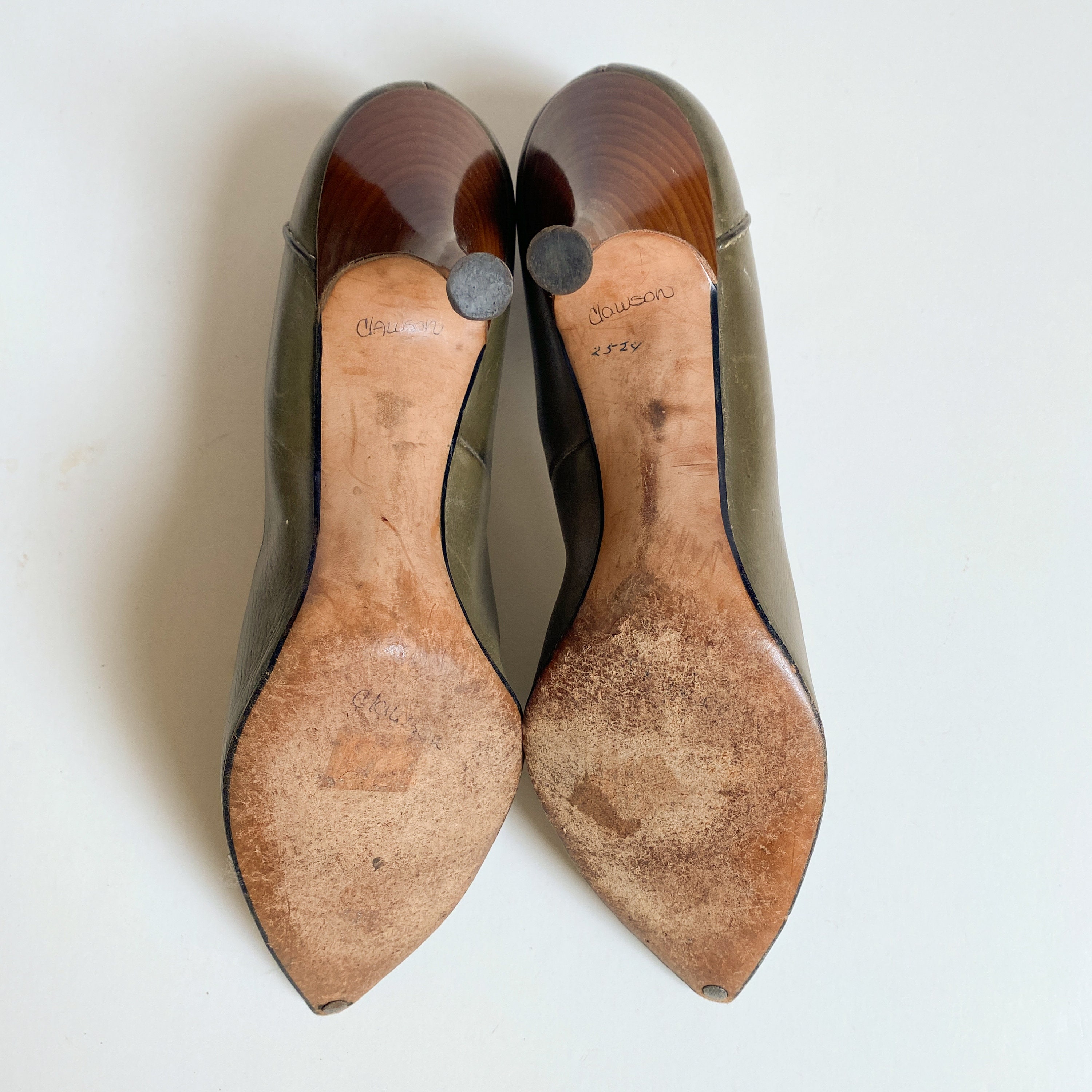 靴 ITALY VINTAGE 1960's Olive Suede Pumps Vintage 1960s Life Stride Olive Greeen Topstitched Stiletto