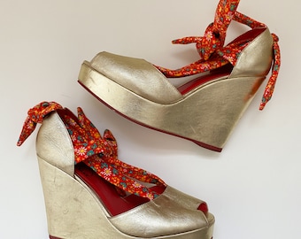Vintage Arezzo Metallic Gold Platform Wedge Heels Sandals Peep Toe Floral Ties