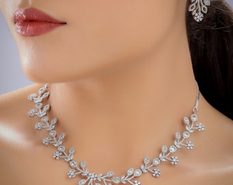 Delicata collana di diamanti in argento CZ Gioielli di dichiarazione floreale Gioielli di nozze Collana di cristallo Gioielli indiani Set di diamanti americani