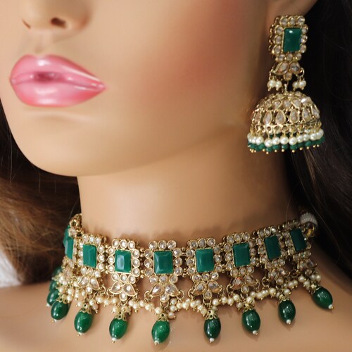 Collier ras de cou à pois vert émeraude Myra, bijoux indiens tour de cou pendjabi, bijoux pakistanais, collier indien ras de cou pendjabi, ensemble kundan